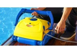 Robot de piscine sans fil ou filaire : comment choisir le meilleur pour votre bassin ?